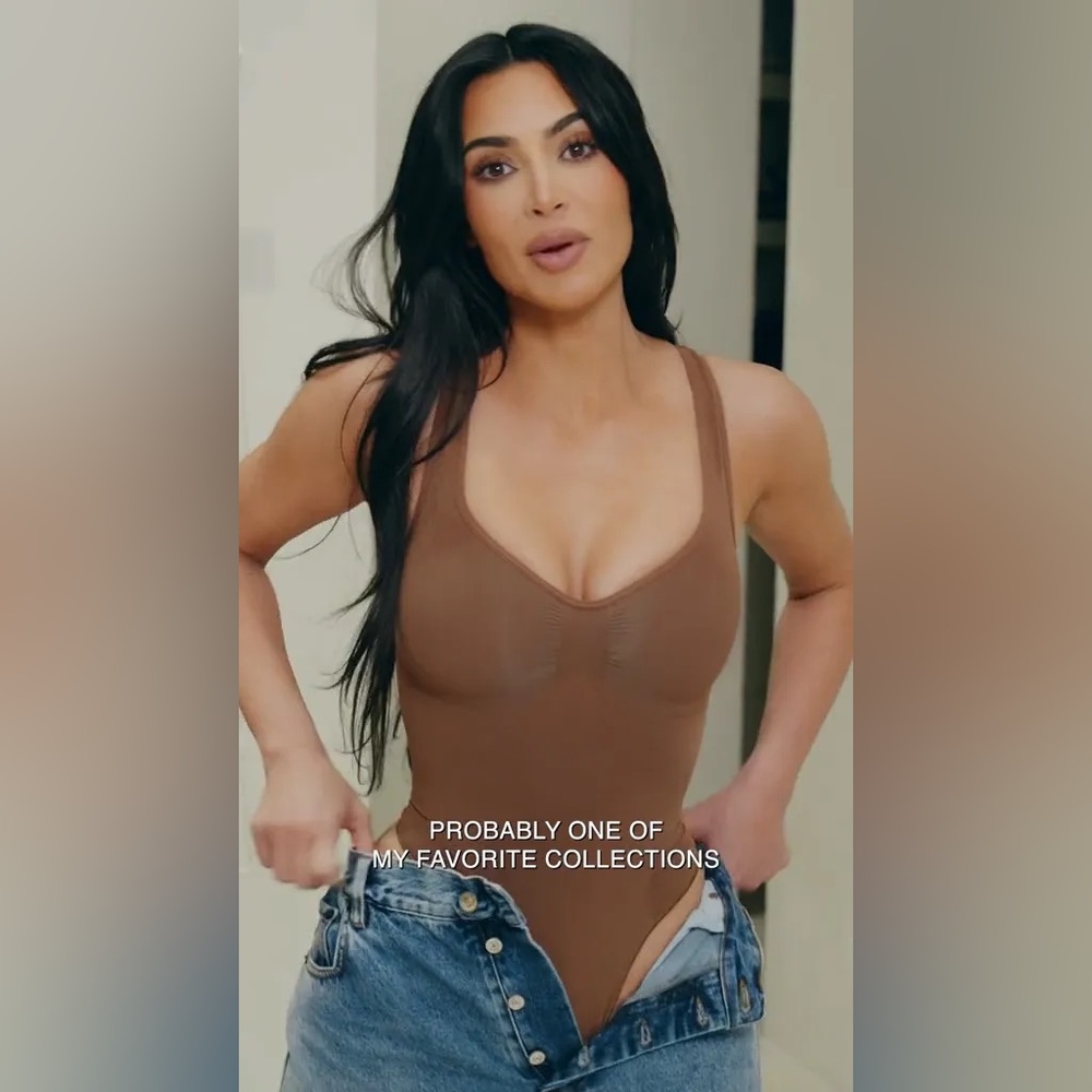 SKIMS SEAMLESS SCULPT SCOOP NECK THONG BODYSUIT JASPER SMALL